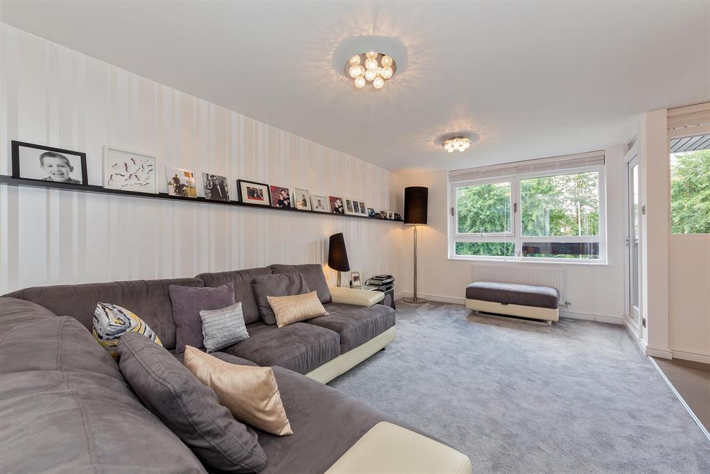 16 Holmes Court-11.jpg