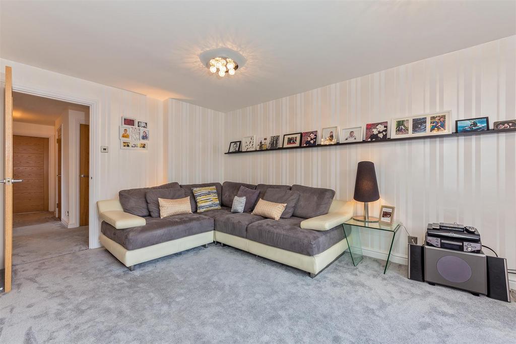16 Holmes Court-09.jpg