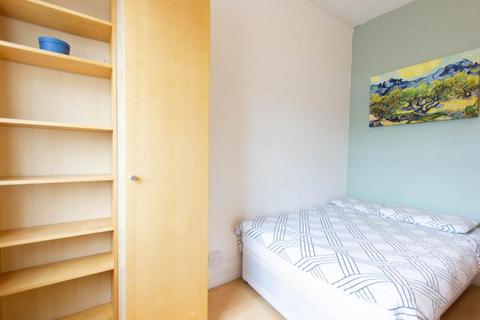 Studio to rent, Claverton Street, Pimlico, London, SW1V