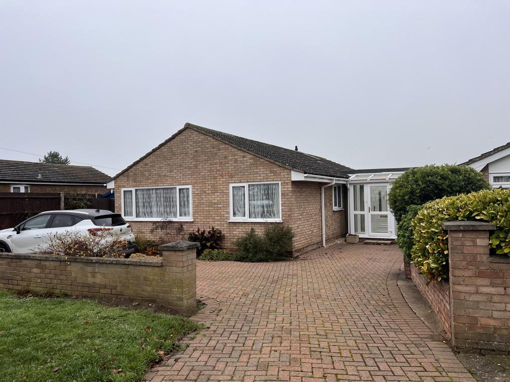 Potton Road, Biggleswade, Bedfordshire, SG18 4 bed bungalow £1,750 pcm (£404 pw)