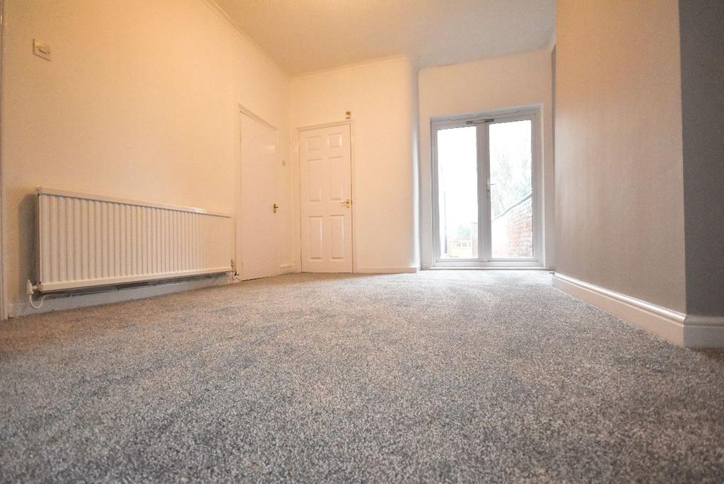 Minshull New Road, Crewe, Cheshire, CW1 3PF 2 bed terraced house £725
