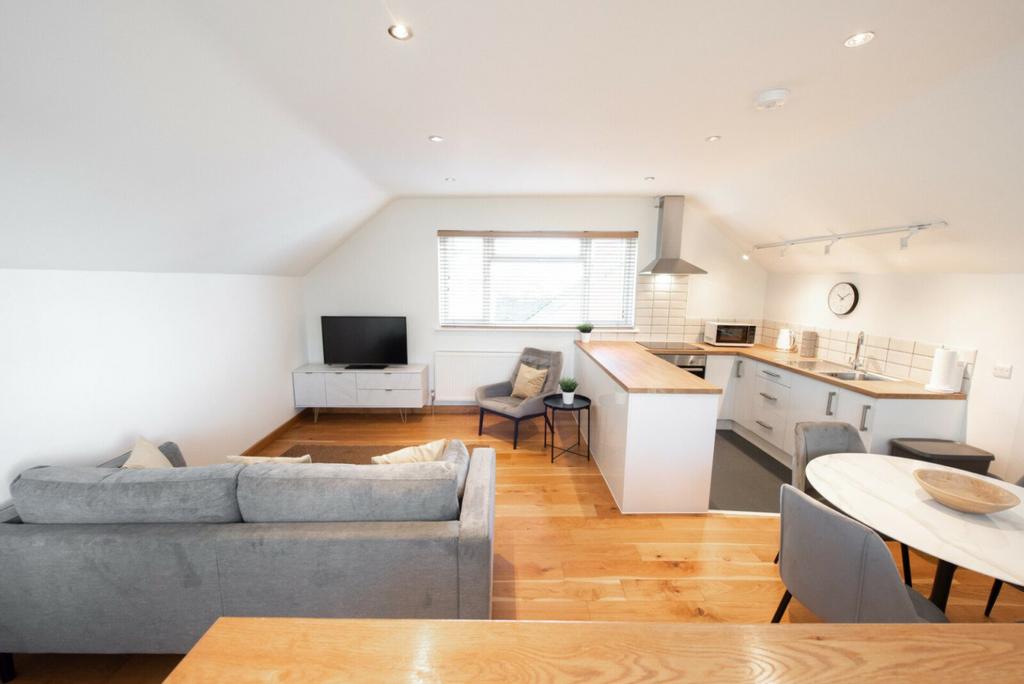 Warley Street, Great Warley, Brentwood, Essex, CM13 3LD 2 bed coach