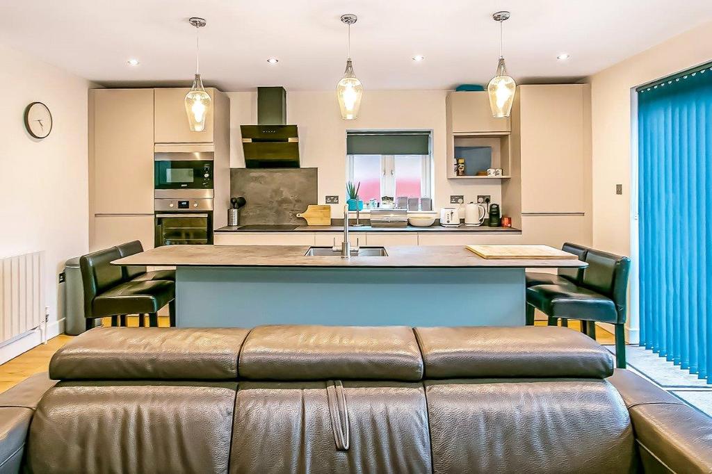 Kitchen Lounge