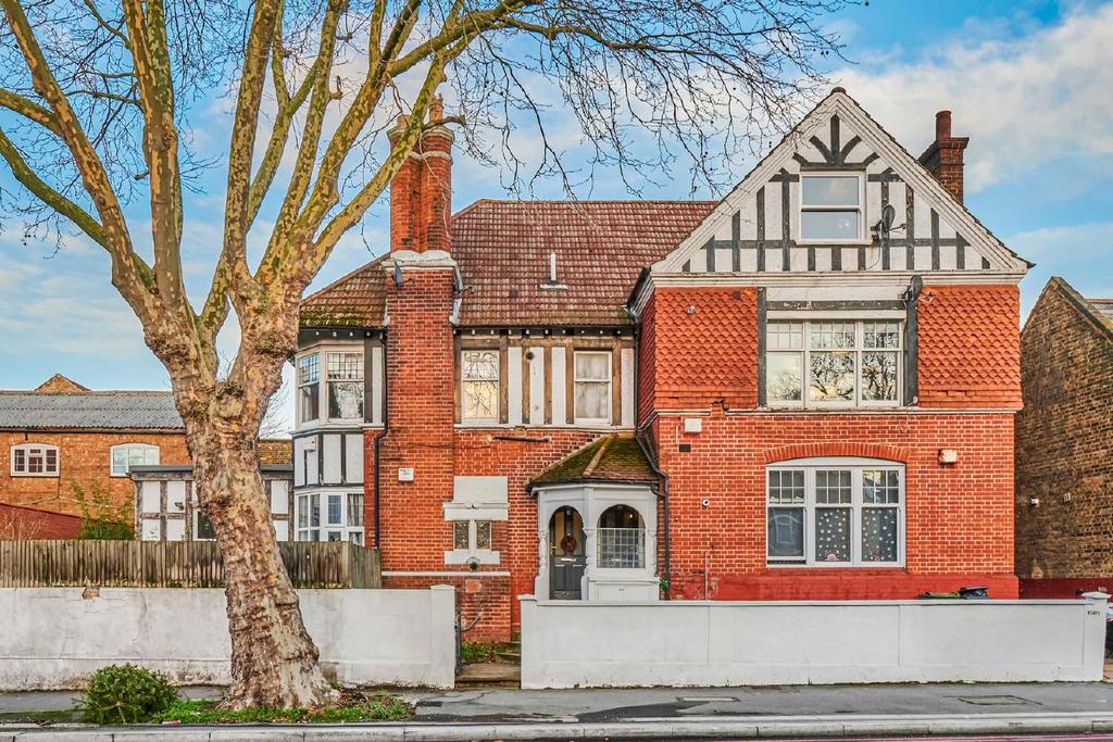 Ambleside Avenue, Streatham 2 bed flat £400,000