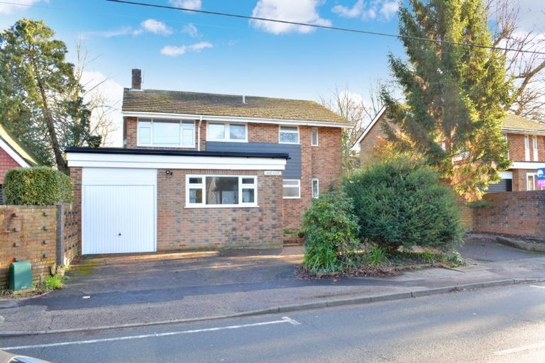 Grattons Drive, Pound Hill, RH10 5 bed detached house £675,000