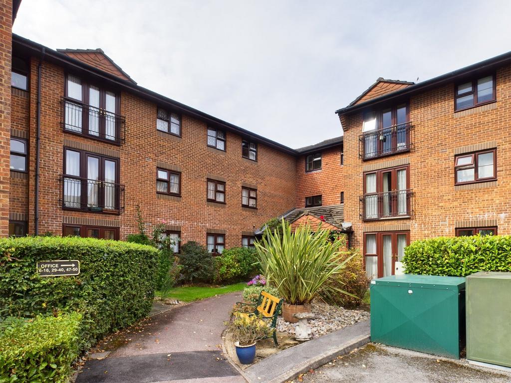 St. Road, Addlestone, Surrey, KT15 1 bed apartment for sale £
