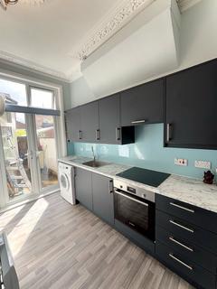 Studio to rent, Truro Rd, , N22