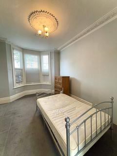 Studio to rent, Truro Rd, , N22