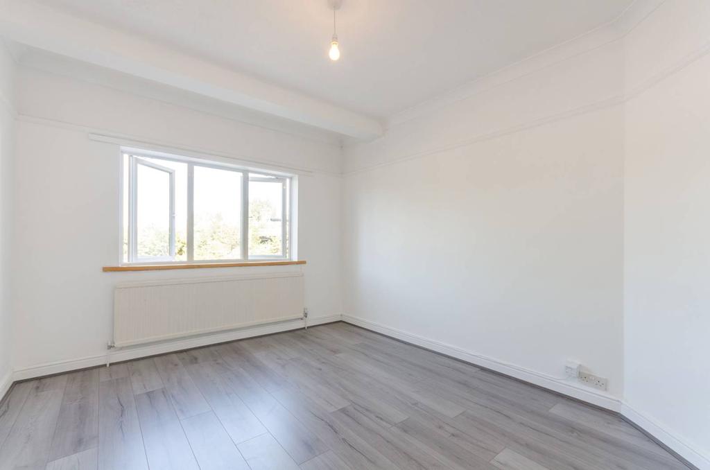 Chiltern Drive, Berrylands, Surbiton, KT5 1 bed flat for sale £240,000