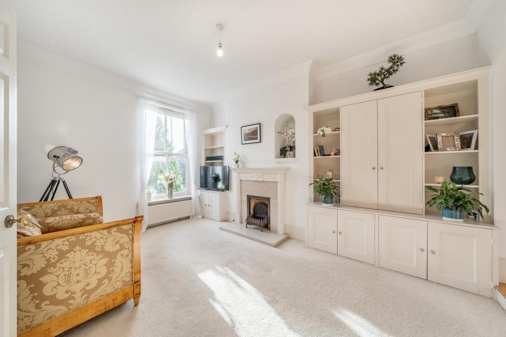 West Hill Road, London 2 bed flat for sale £580,000
