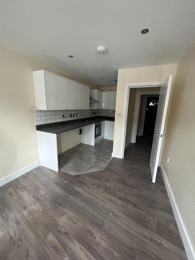 London, N18 2QD 1 bed flat £1,250 pcm (£288 pw)