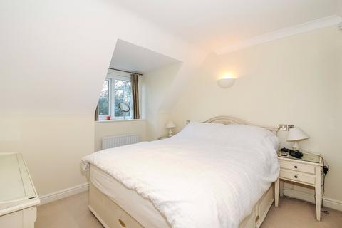 Flat 10, Cavendish Court Cavendish Road, Weybridge, KT13 0JN