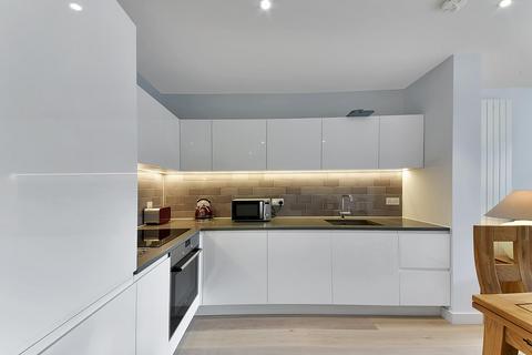 2 bedroom apartment to rent, Commodore House, Royal Wharf, London, E16