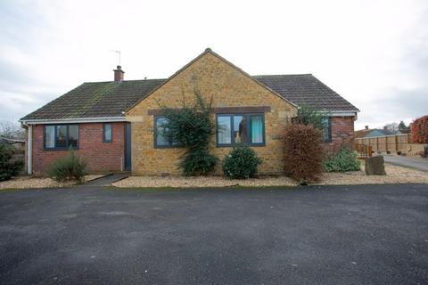 3 bedroom bungalow to rent, Church Street, Kingsbury Episcopi