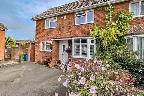 9 Neachless Avenue, Wombourne, Wolverhampton, WV5 0NQ