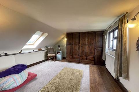9 Neachless Avenue, Wombourne, Wolverhampton, WV5 0NQ