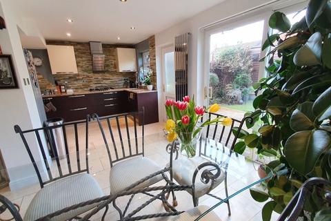 21 Bramble Lawn, Abbeydale, Gloucester, GL4 5YF