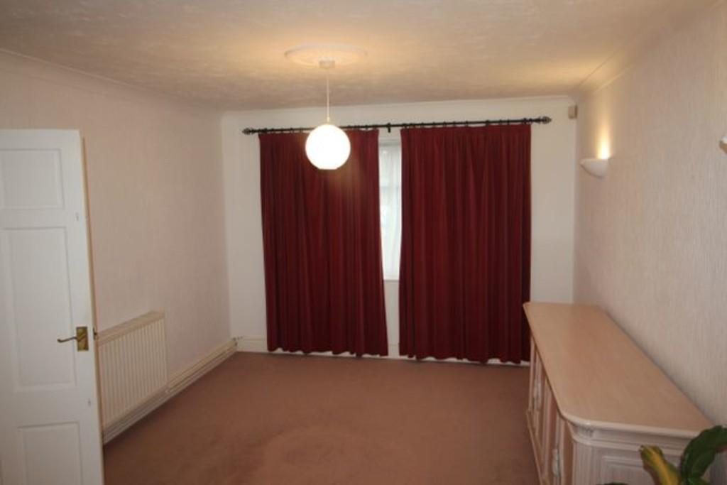 Lord Knyvett Close, Stanwell 3 bed detached house £2,100 pcm (£485 pw)