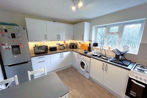3 bedroom house to rent, 3 bed maisonette to rent in Gibson Close