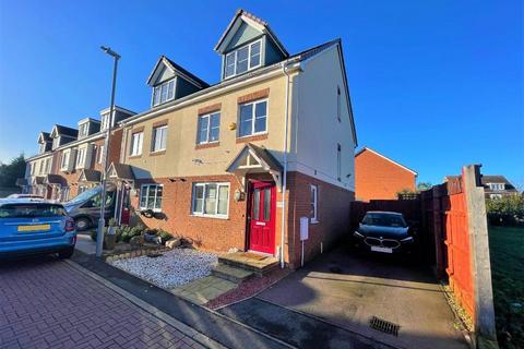 4 bedroom townhouse to rent, Verde Close, Round Green, Luton, LU2 7FL