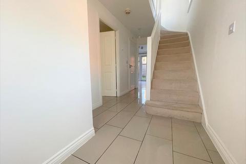 4 bedroom townhouse to rent, Verde Close, Round Green, Luton, LU2 7FL