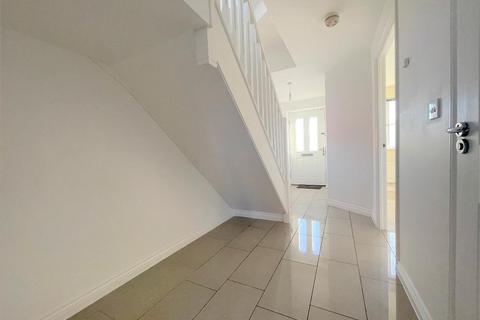4 bedroom townhouse to rent, Verde Close, Round Green, Luton, LU2 7FL