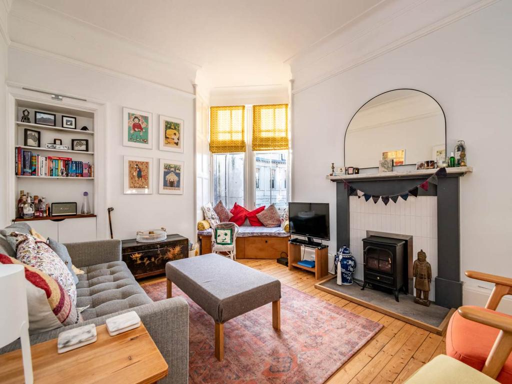 Bath Street, Portobello, Edinburgh 2 bed flat £995 pcm (£230 pw)
