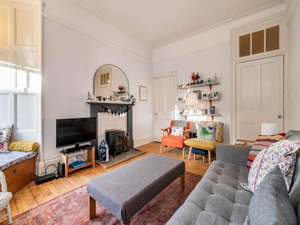 Bath Street, Portobello, Edinburgh 2 bed flat £995 pcm (£230 pw)