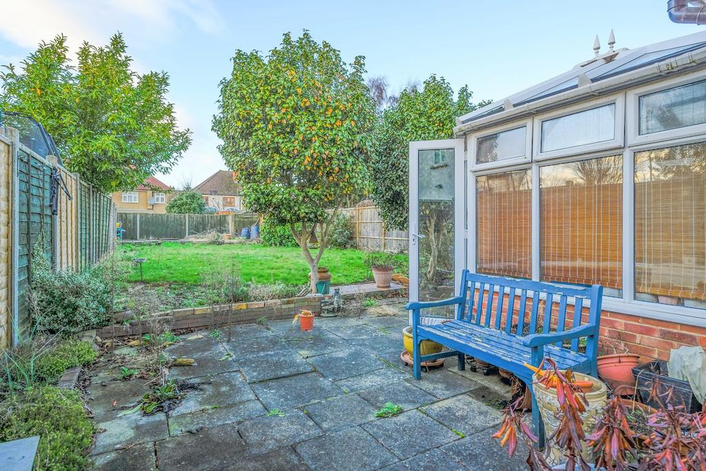 Crutchfield Lane Walton On Thames Kt12 3 Bed Detached Bungalow £675 000