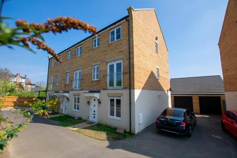 4 bedroom end of terrace house for sale - Shipton Grove, Hempsted, Peterborough, PE7