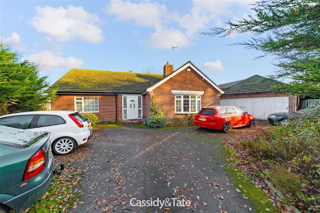 Harpenden Road, Wheathampstead, Hertfordshire 3 bed detached bungalow