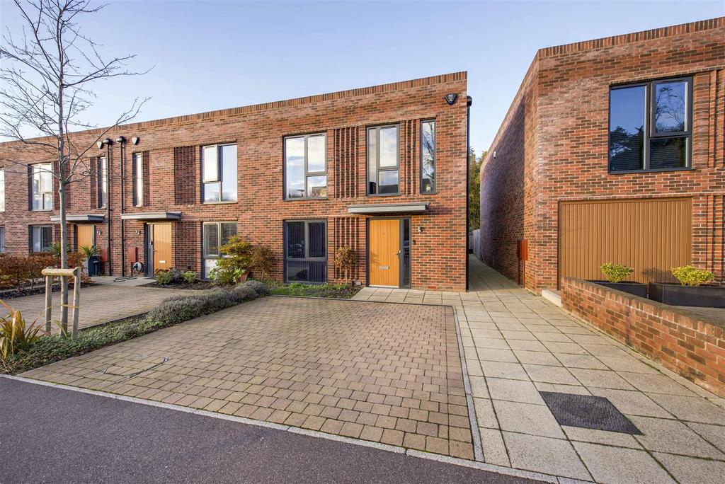 Barnes Wallis Way, Bricket Wood, St. Albans 3 bed end of terrace house