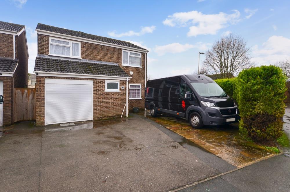 Blenheim Drive, Bicester 4 bed detached house £400,000