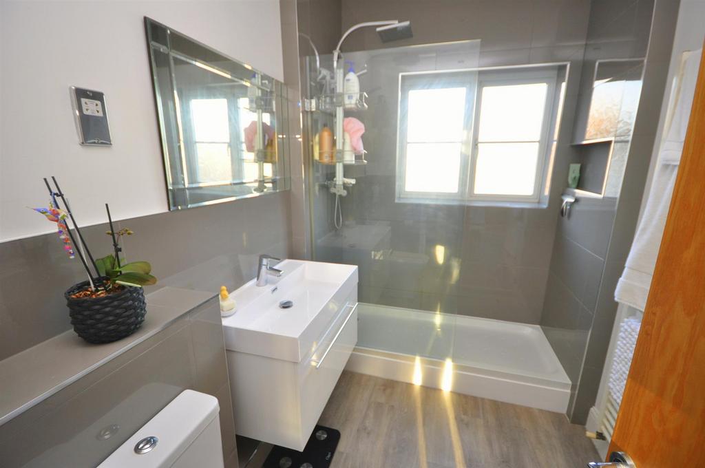 En Suite to Master Bedroom