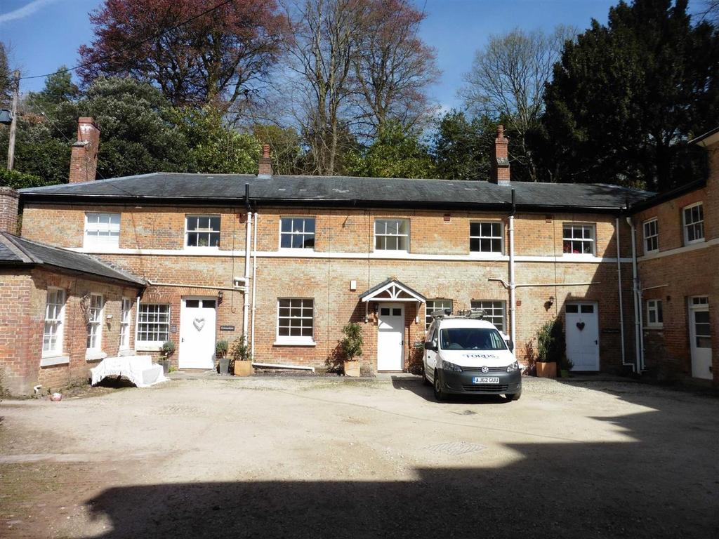 Escot Park, Ottery St Mary 3 bed terraced house to rent £825 pcm (£