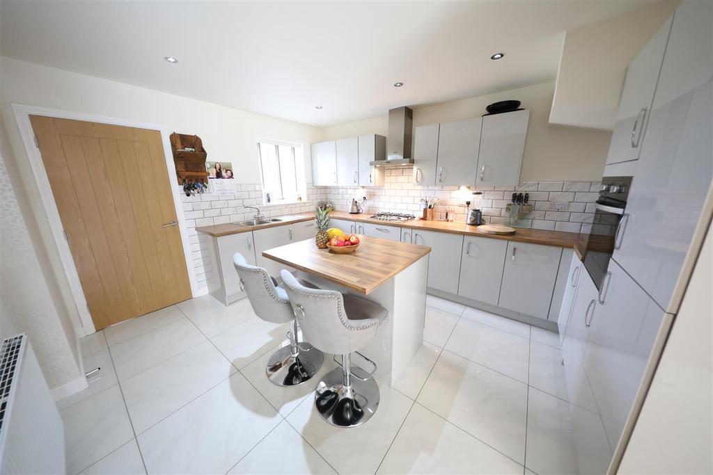 Holly Drive, Hessle 3 bed detached house £300,000