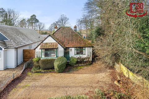 2 bedroom detached bungalow for sale - Honey Hill, Wokingham, Berkshire, RG40 3BB