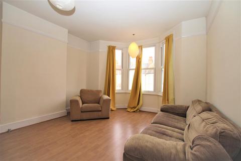 2 bedroom flat to rent, Gordon Road, Wanstead, E11