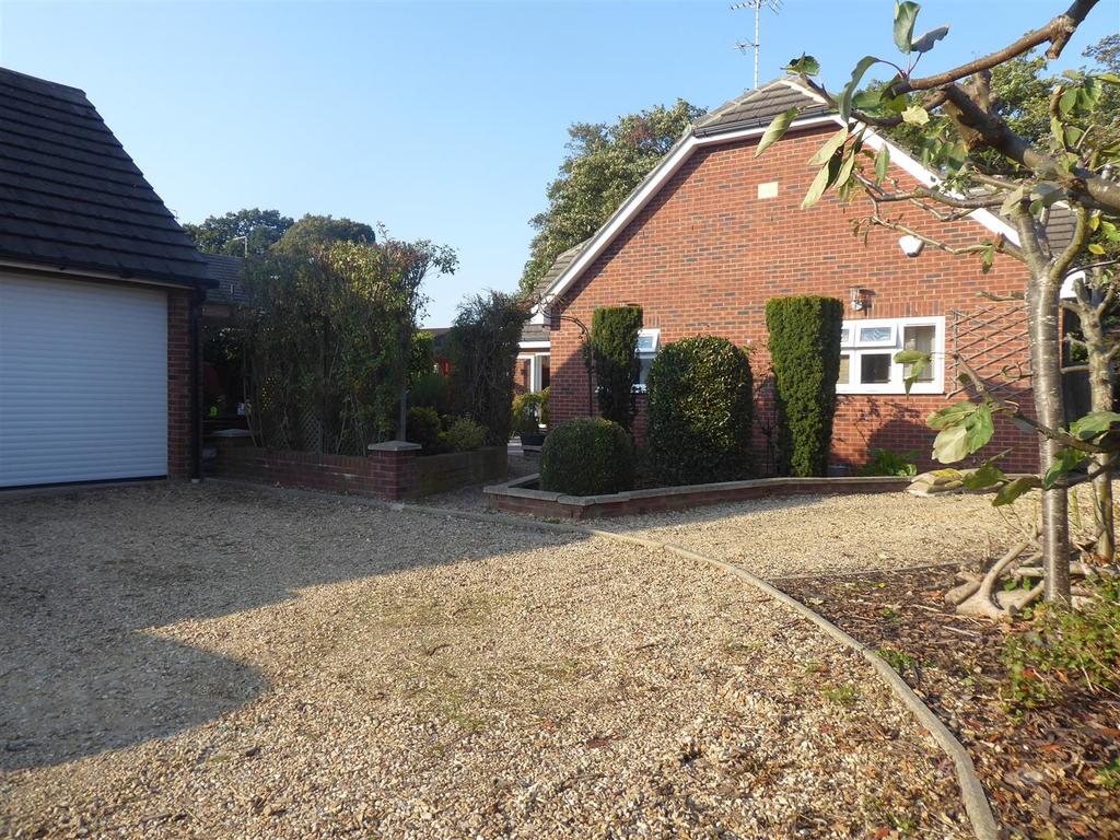 Paston Ridings, Peterborough 5 bed detached house £1,695 pcm (£391 pw)