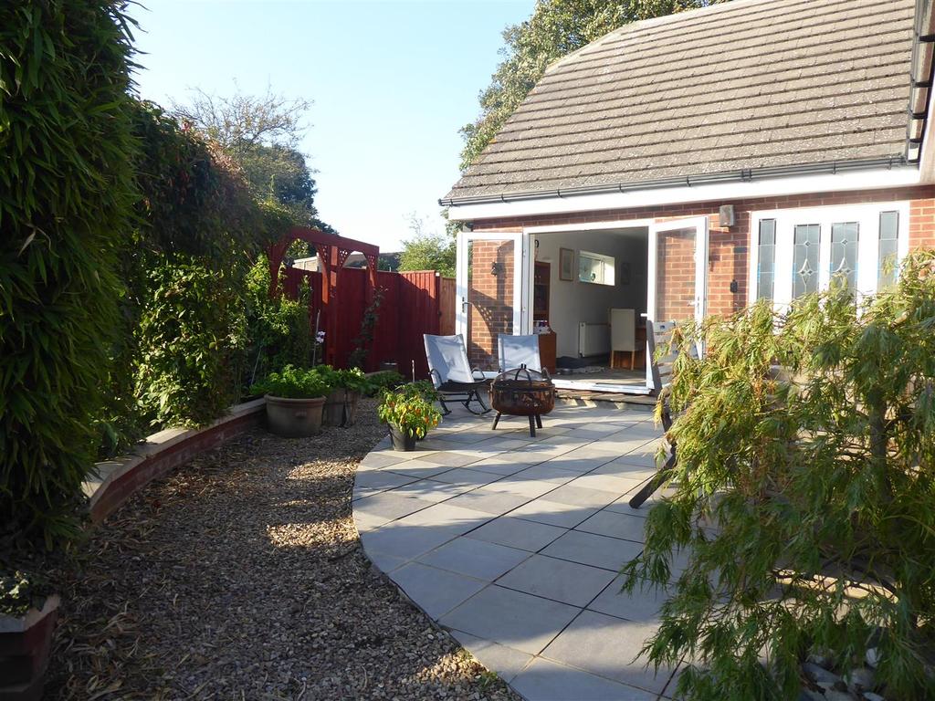 Paston Ridings, Peterborough 5 bed detached house £1,695 pcm (£391 pw)