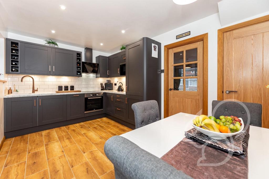 Newcastle Avenue, Colchester 3 bed link detached house £350,000
