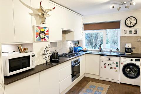 2 bedroom terraced house to rent, Aspen Close, Ealing, W5