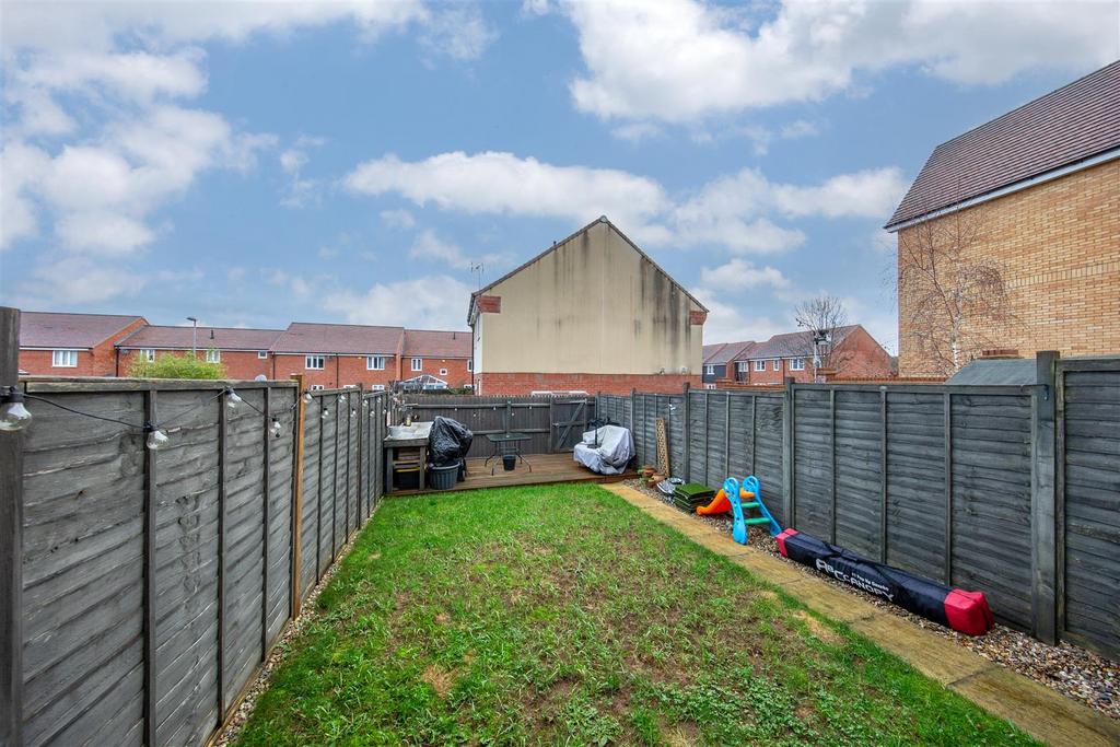Vauxhall Way, Dunstable, Bedfordshire 3 bed terraced house £330,000