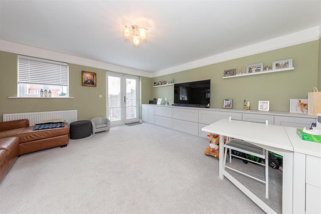 Vauxhall Way, Dunstable, Bedfordshire 3 bed terraced house £330,000