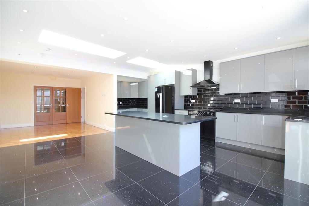 Derwent Drive, Hayes 4 bed semidetached house £2,950 pcm (£681 pw)