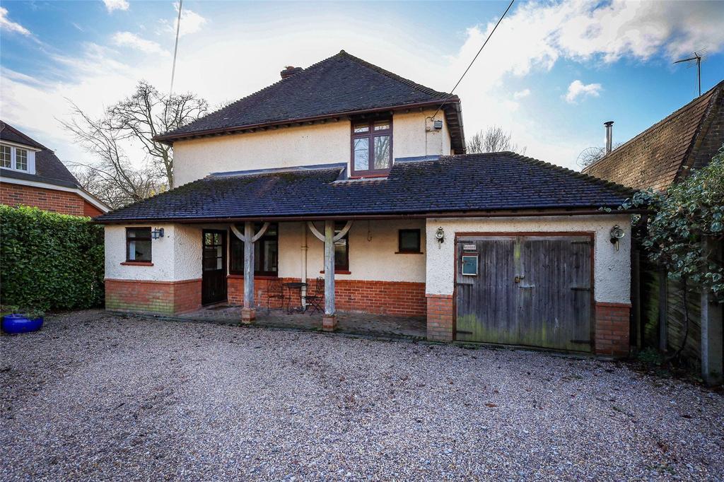 Coombe Road, Hill Brow, Liss, Hampshire, GU33 3 bed detached house for