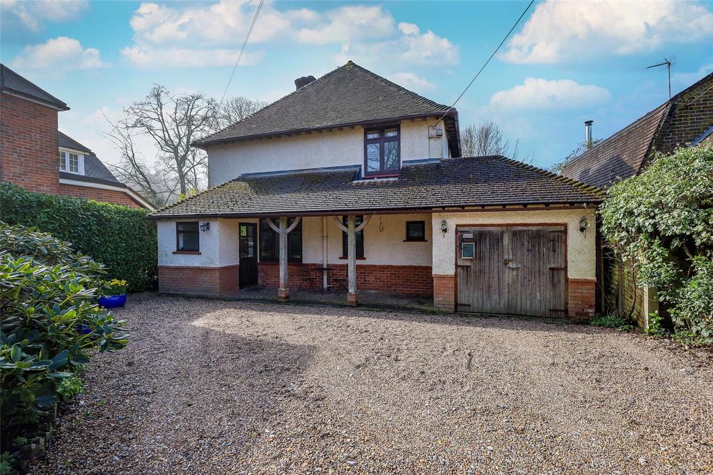 Coombe Road, Hill Brow, Liss, Hampshire, GU33 3 bed detached house for sale £685,000