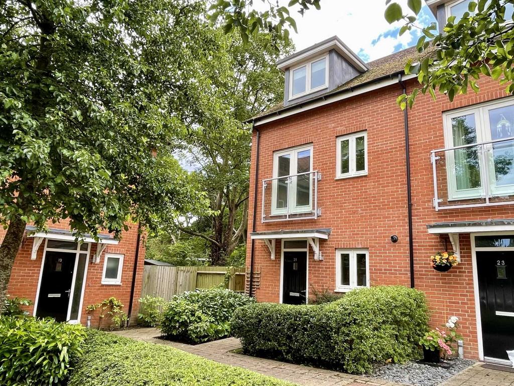 Villa Close, Cholsey 3 bed end of terrace house for sale £389,950