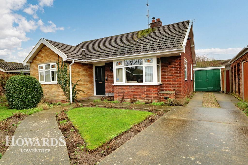 Harrington Avenue, Gunton 3 bed detached bungalow for sale £310,000