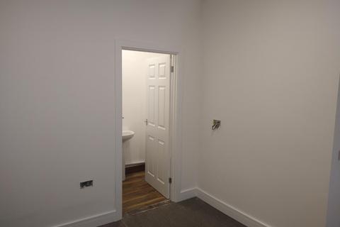 Retail property (high street) to rent - Barnby Gate, Newark, Nottinghamshire, NG24